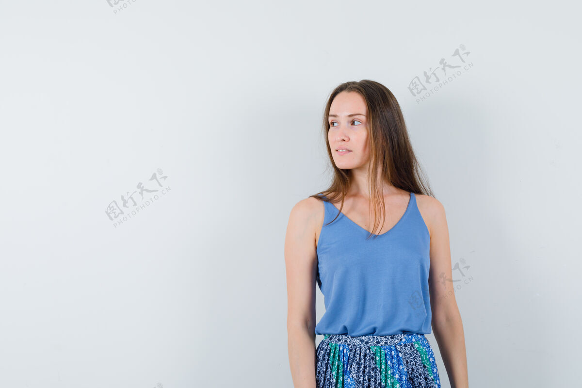 女孩穿着衬衫 裙子 前视图的年轻女士向旁边看文本空间华丽灯光女性