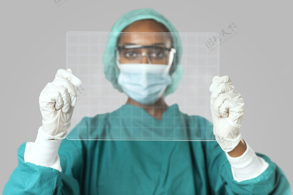 科学医生拿着未来的透明平板电脑屏幕人医疗手套预防