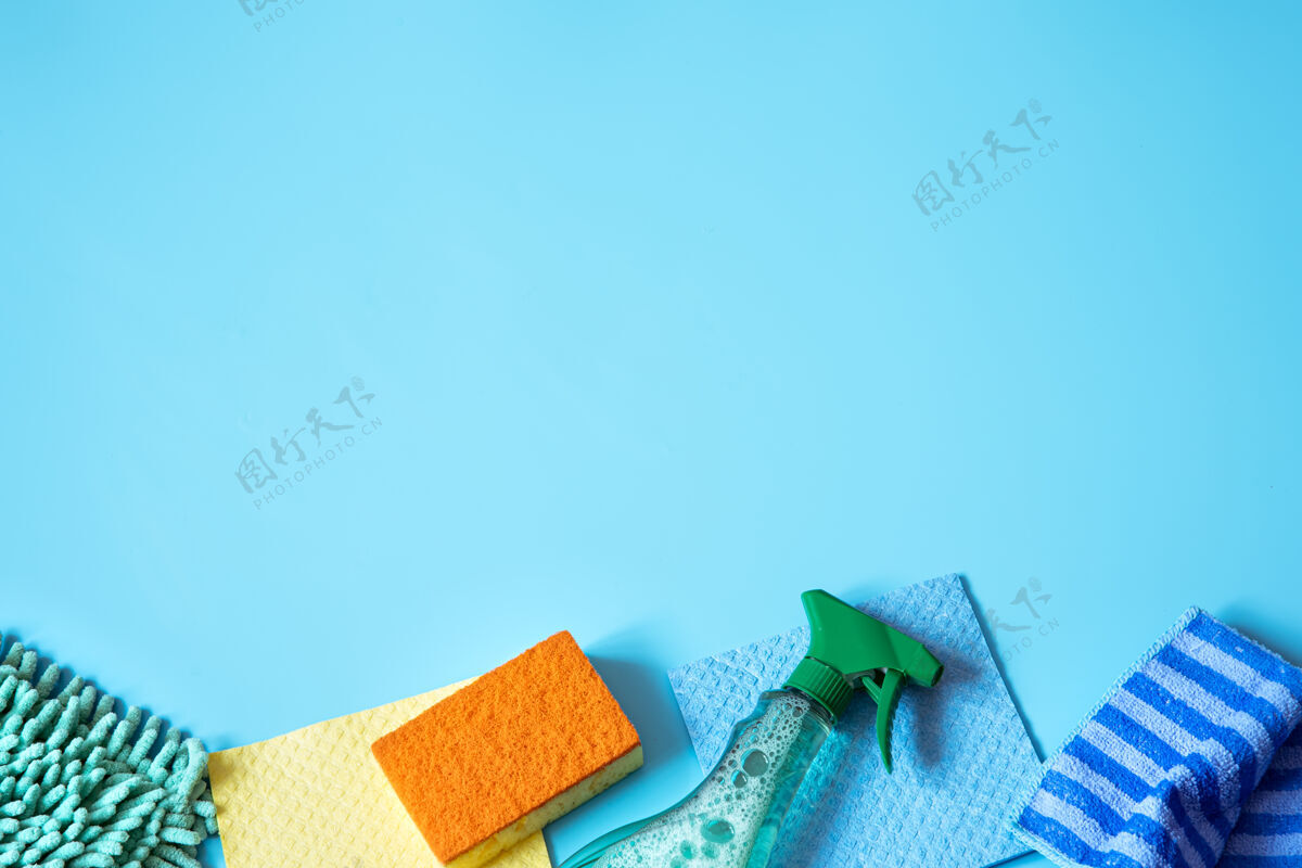 一般用海绵 抹布 手套和洗涤剂组成的彩色组合 用于一般清洁清洁服务理念洗涤剂清洁配件