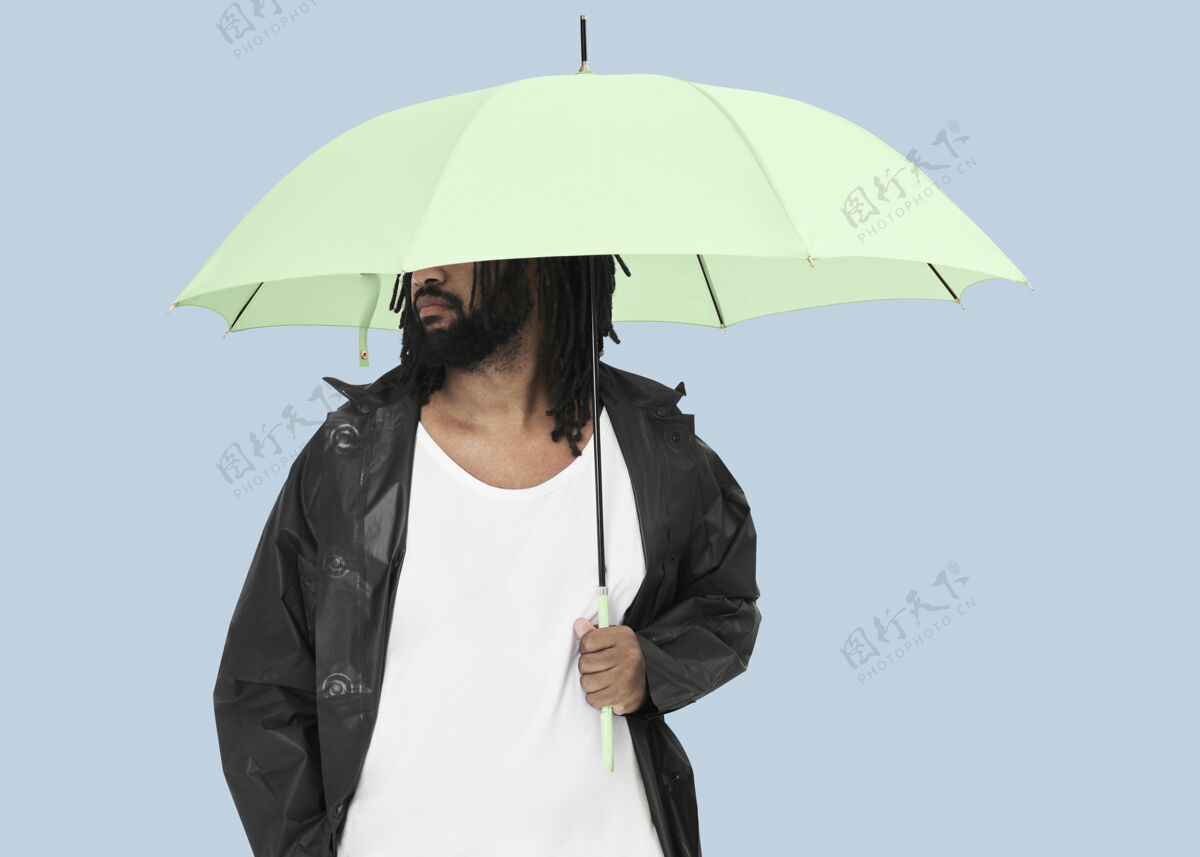雨天拿着绿伞的人产品伞雨季