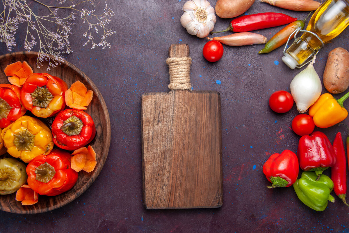 新鲜顶视图煮熟的甜椒和新鲜蔬菜在黑暗的桌子上一餐蔬菜肉多尔玛食物水果烹饪蔬菜