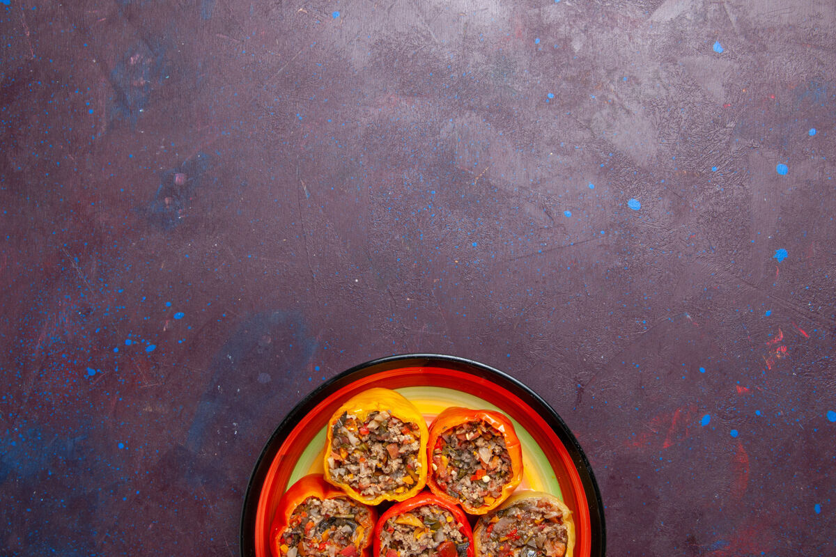 玻璃顶视图熟甜椒与肉末在黑暗的背景食物牛肉多尔玛蔬菜餐景观框架牛肉