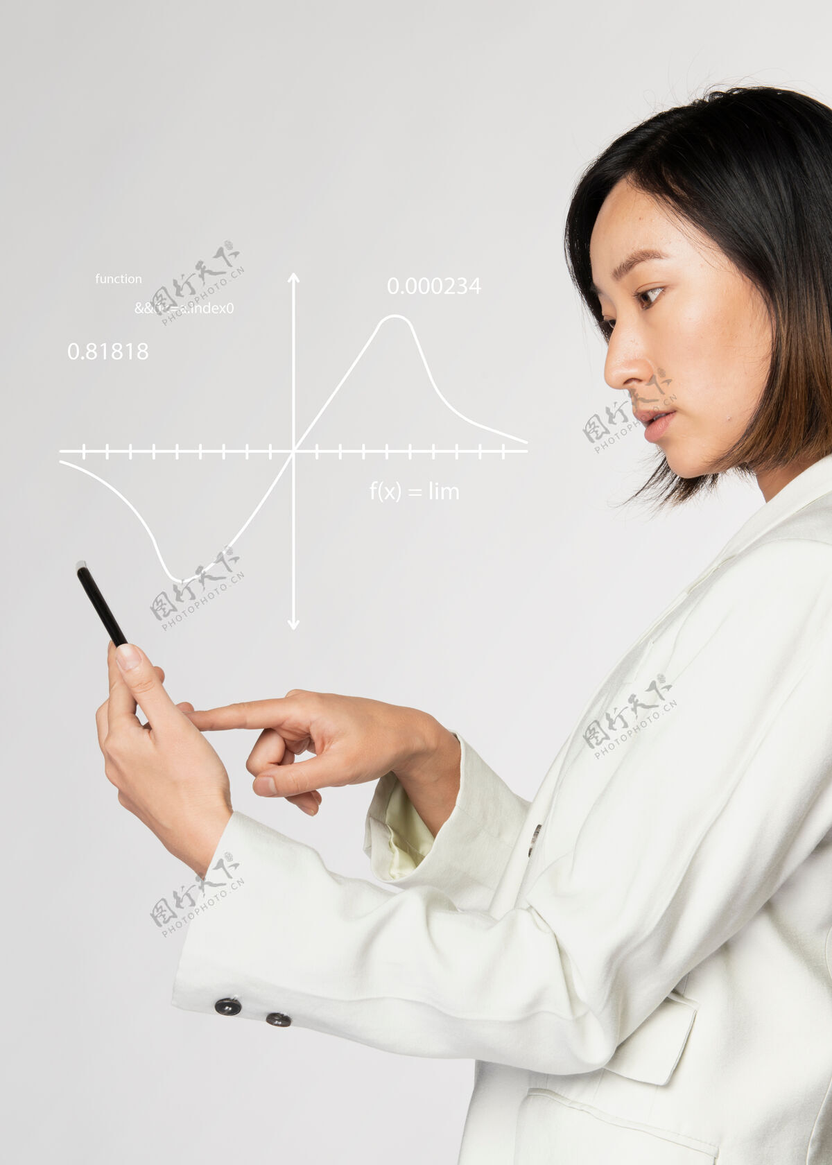 手机一个穿着白西装的女商人展示的未来数字图形发展正式创新