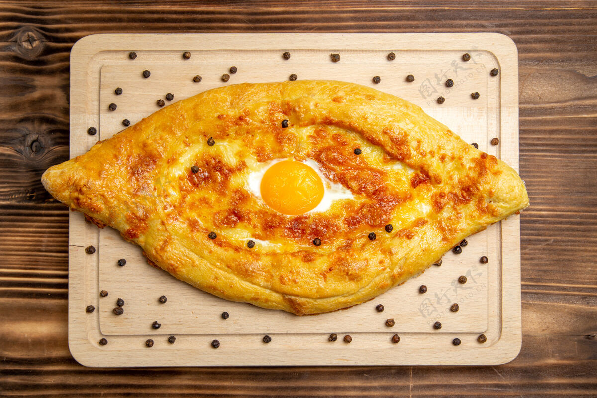 小面包顶视图新鲜烤面包与煮熟的鸡蛋在一个棕色的乡村面团早餐鸡蛋面包食品早餐面包生的
