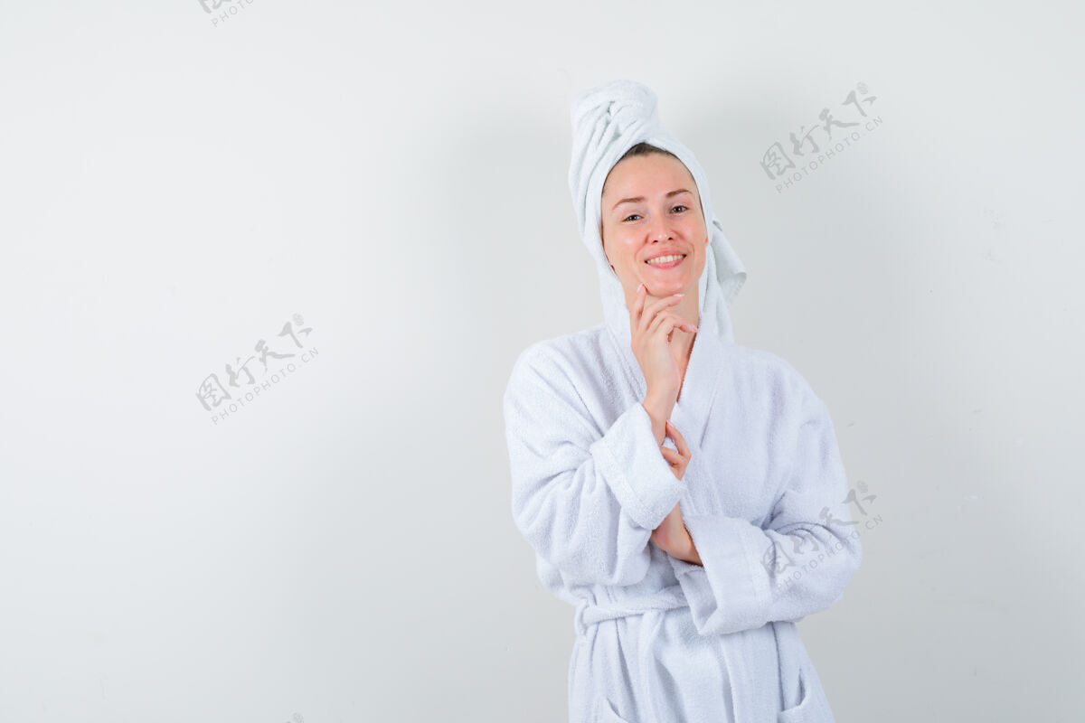 现代年轻女子托着下巴 手上穿着白色浴衣 脸上挂着毛巾 神色开朗 眼前一亮漂亮女性女士