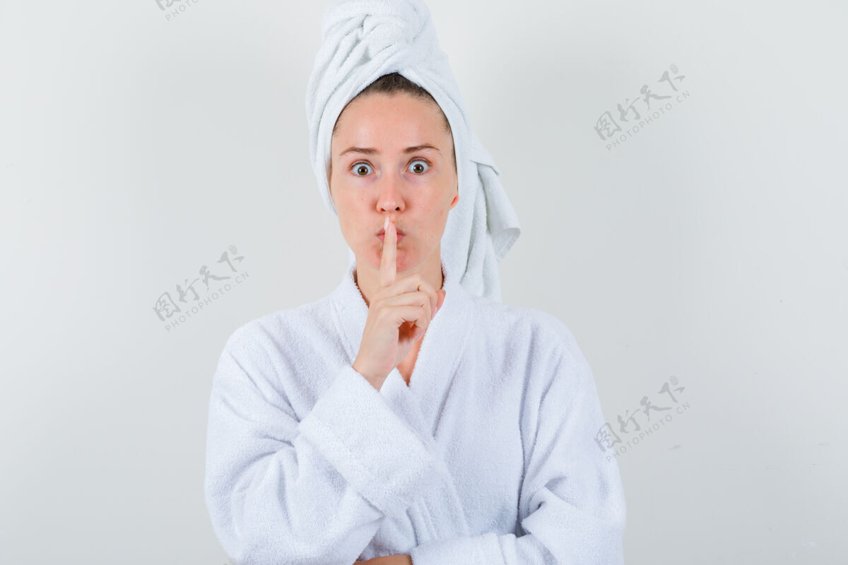 女人身穿白色浴衣 毛巾 神情谨慎的年轻女子 展现出沉默的姿态前视图健康漂亮肖像
