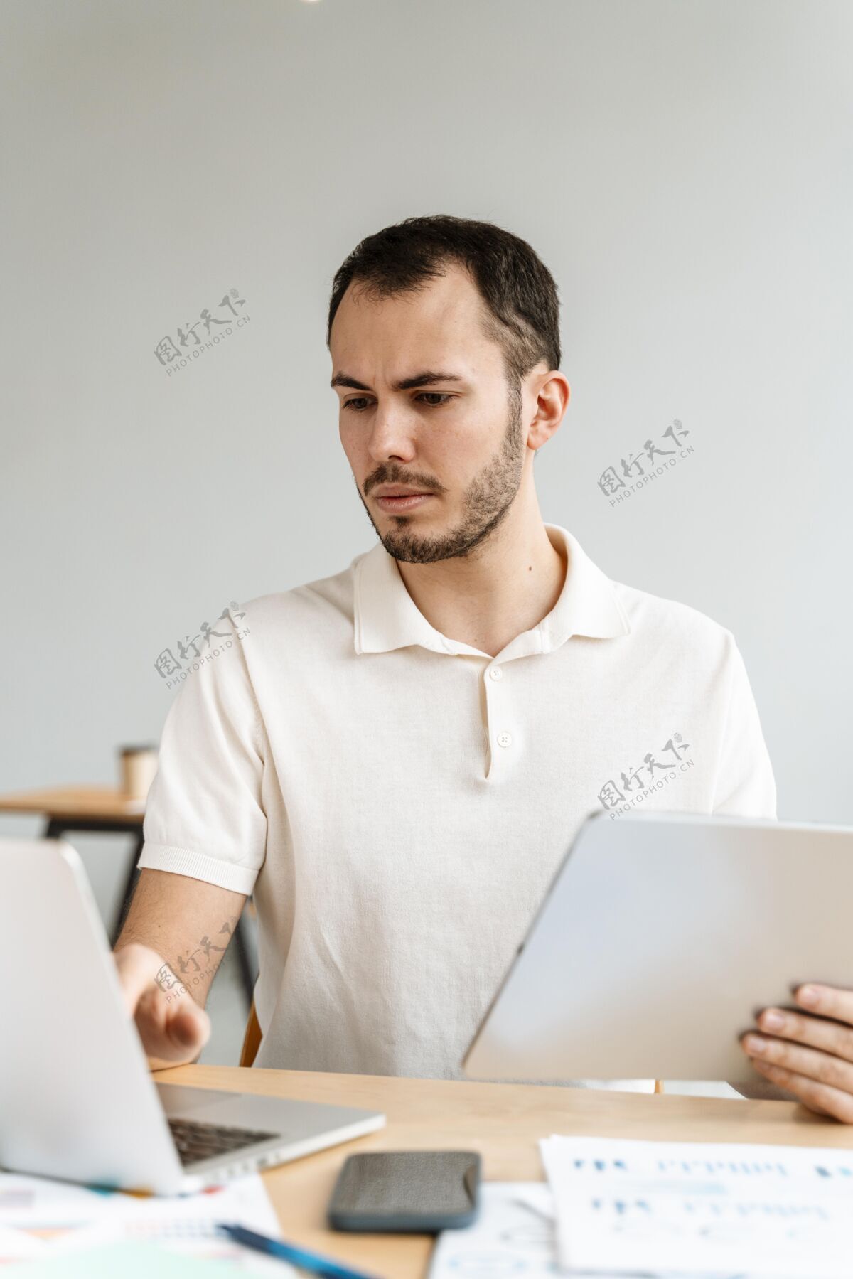 公司年轻的商人在工作商务人士笔记本电脑模型