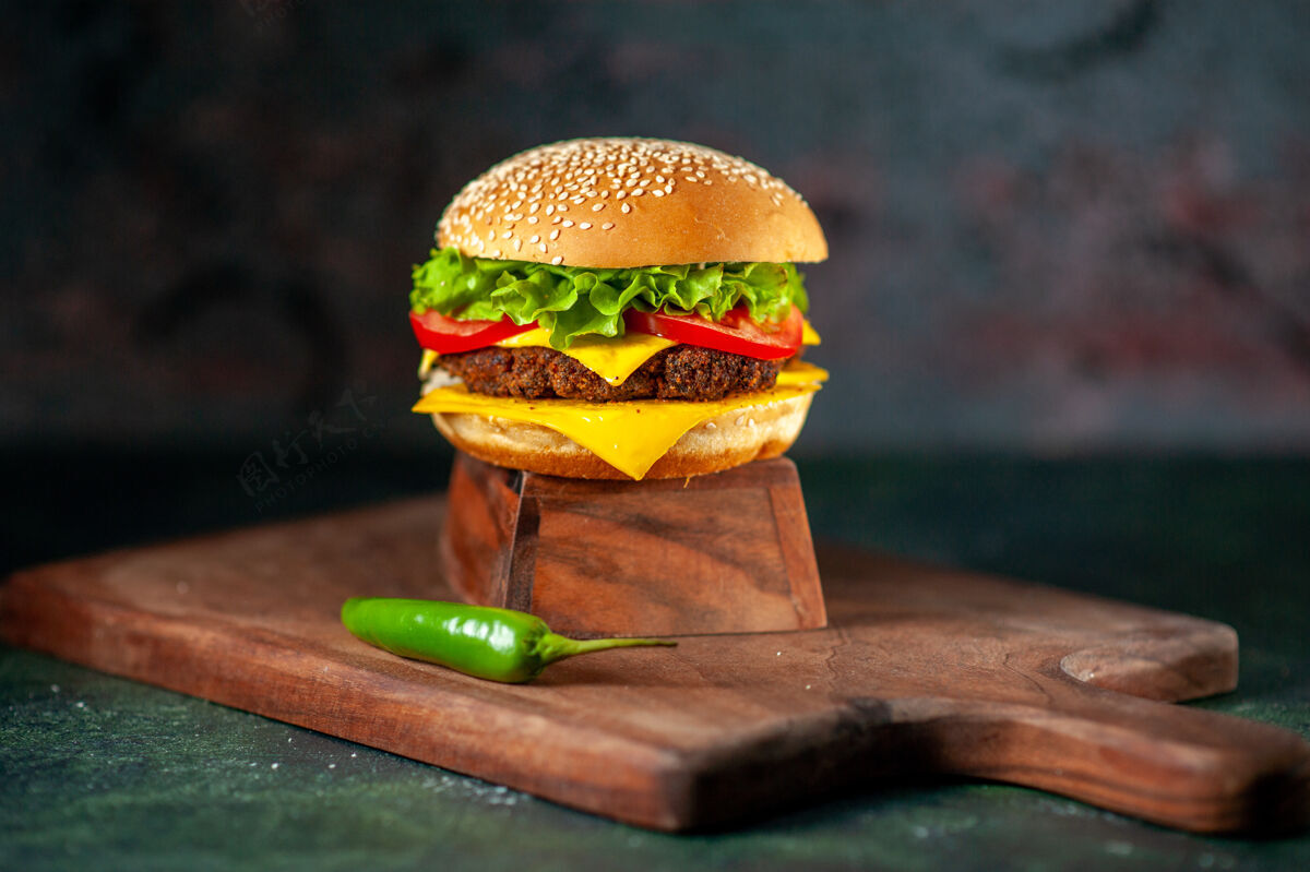 生菜前视图美味的芝士汉堡在黑暗的背景番茄晚餐汉堡包