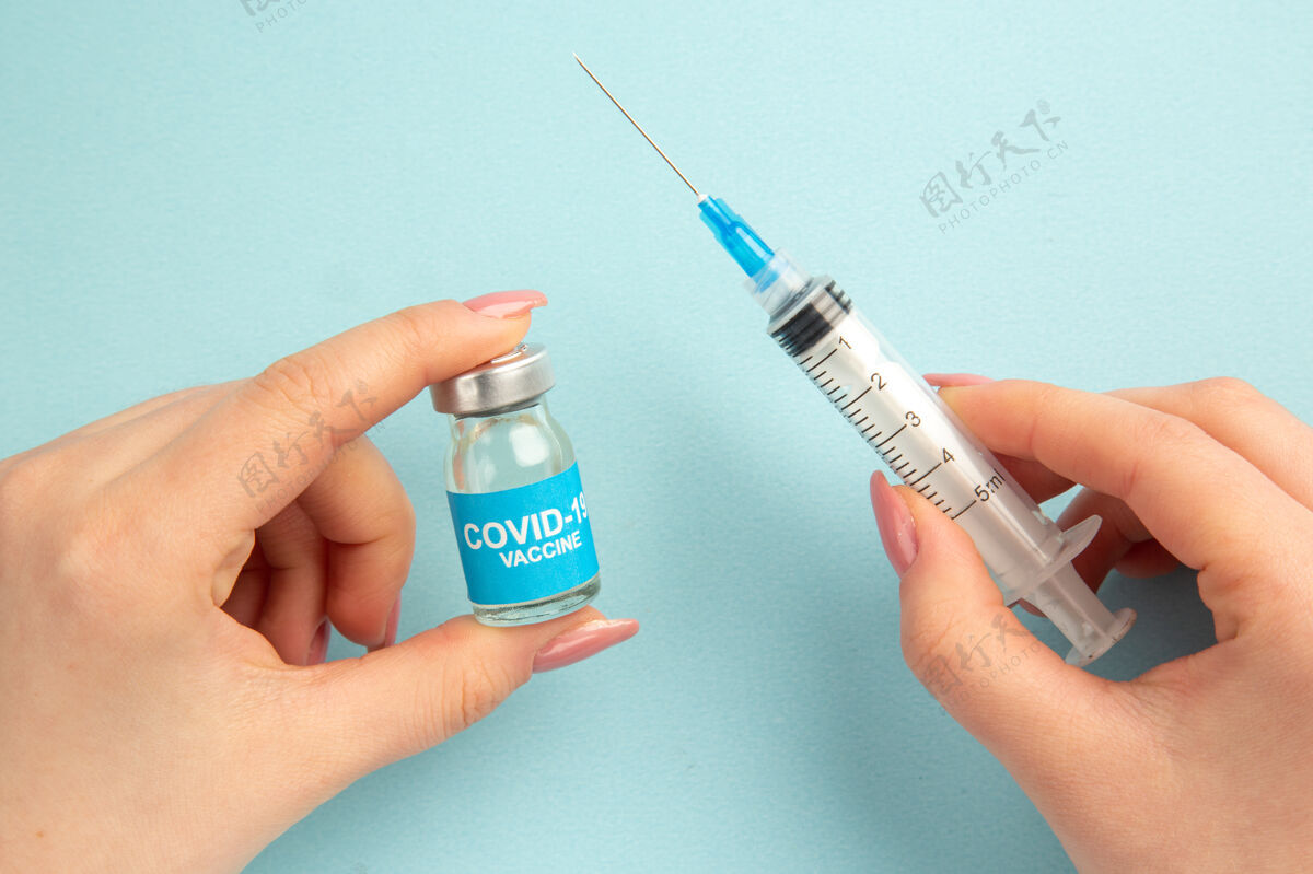 健康前视图-疫苗与女性试图填补它的蓝色背景注射尝试注射器女性
