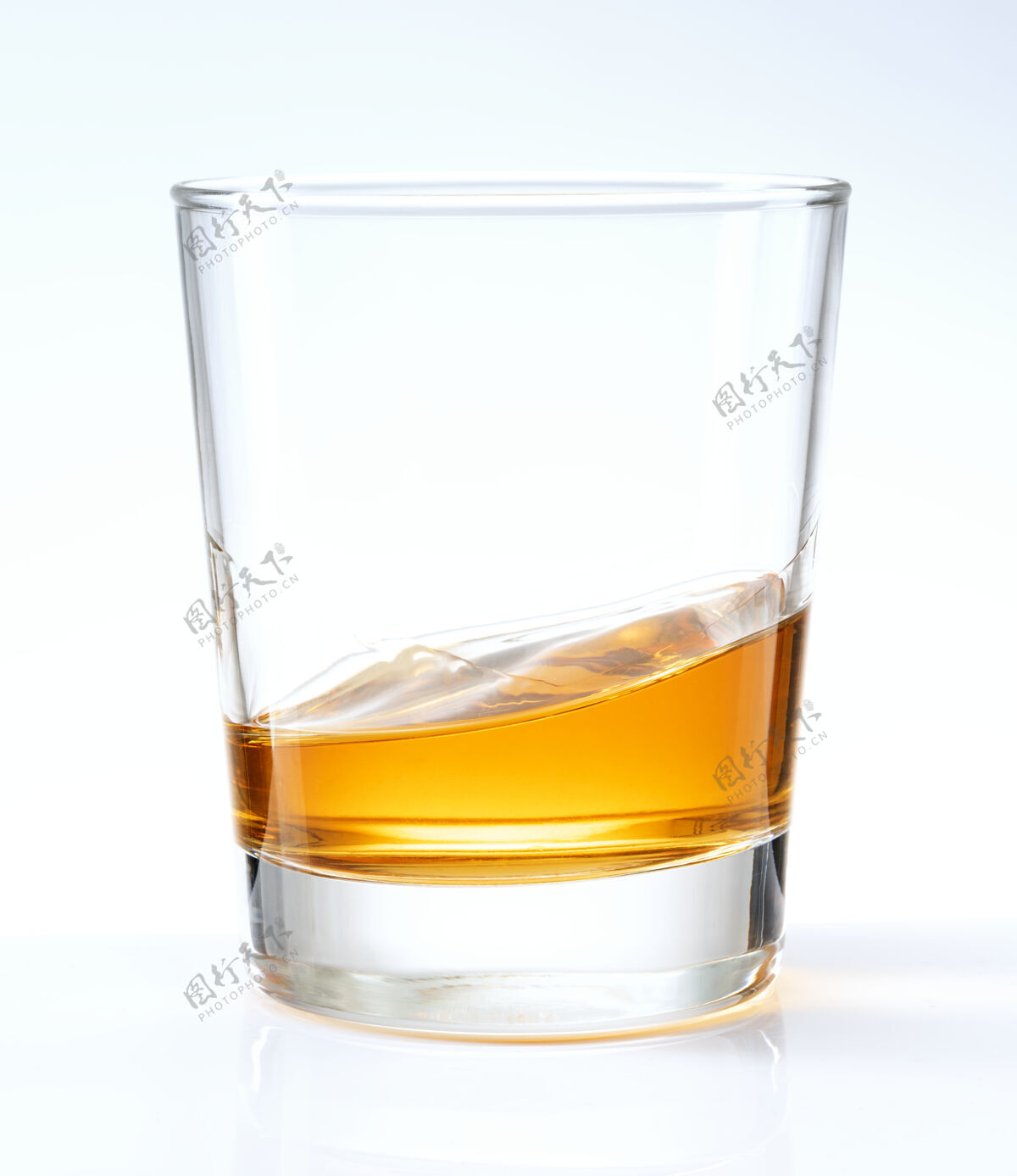 产品威士忌在玻璃杯里端得整整齐齐亮飞溅流