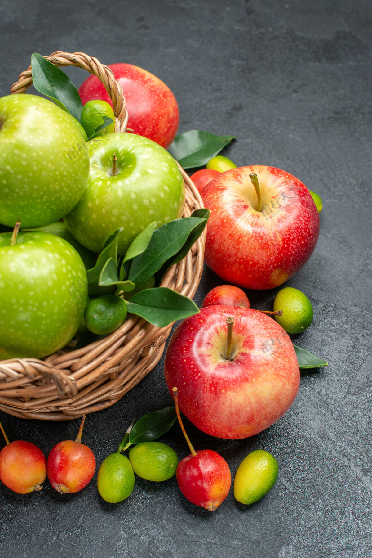 绿色侧视图水果浆果和果篮的绿色苹果与树叶食物柑橘美味