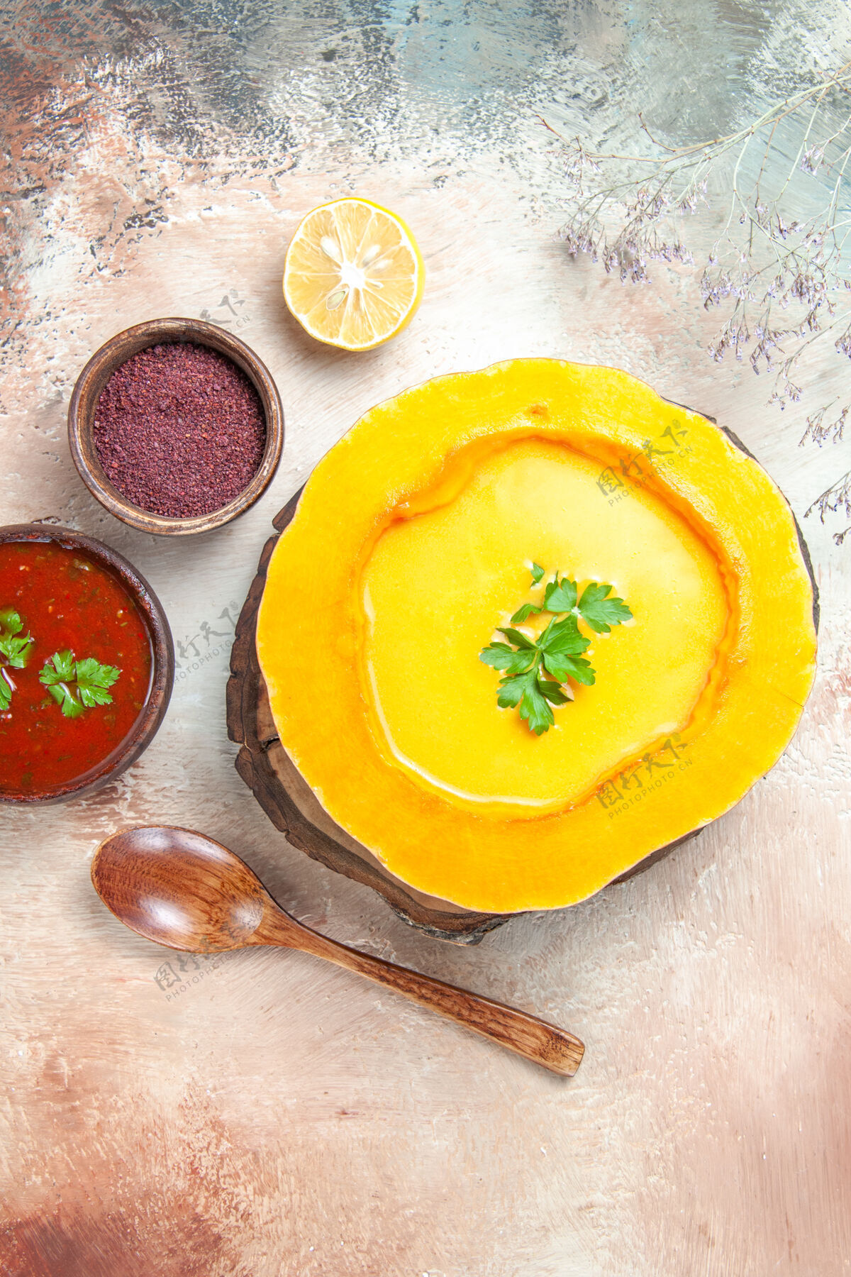 美食汤匙俯视图柠檬南瓜汤板上酱汁香料健康膳食盘子