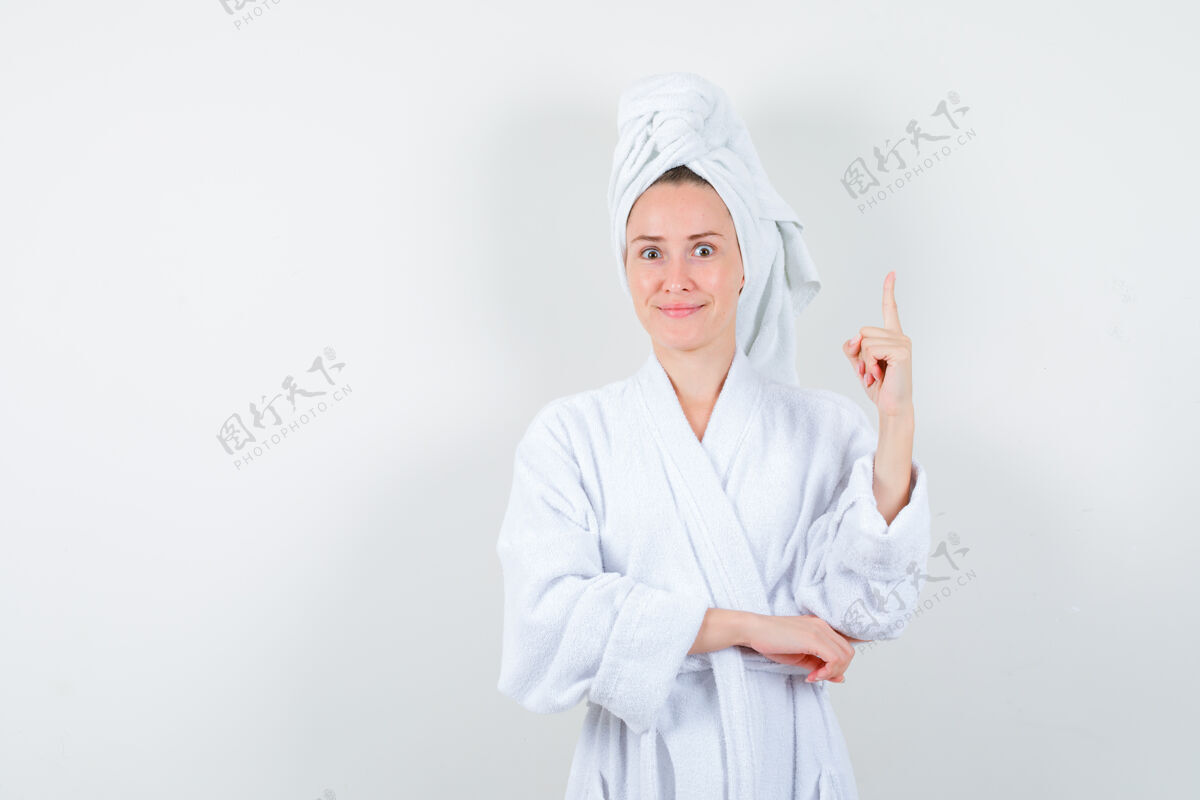 毛巾年轻女子指着白色浴衣 毛巾 神色开朗 俯瞰前方黑发时尚肖像