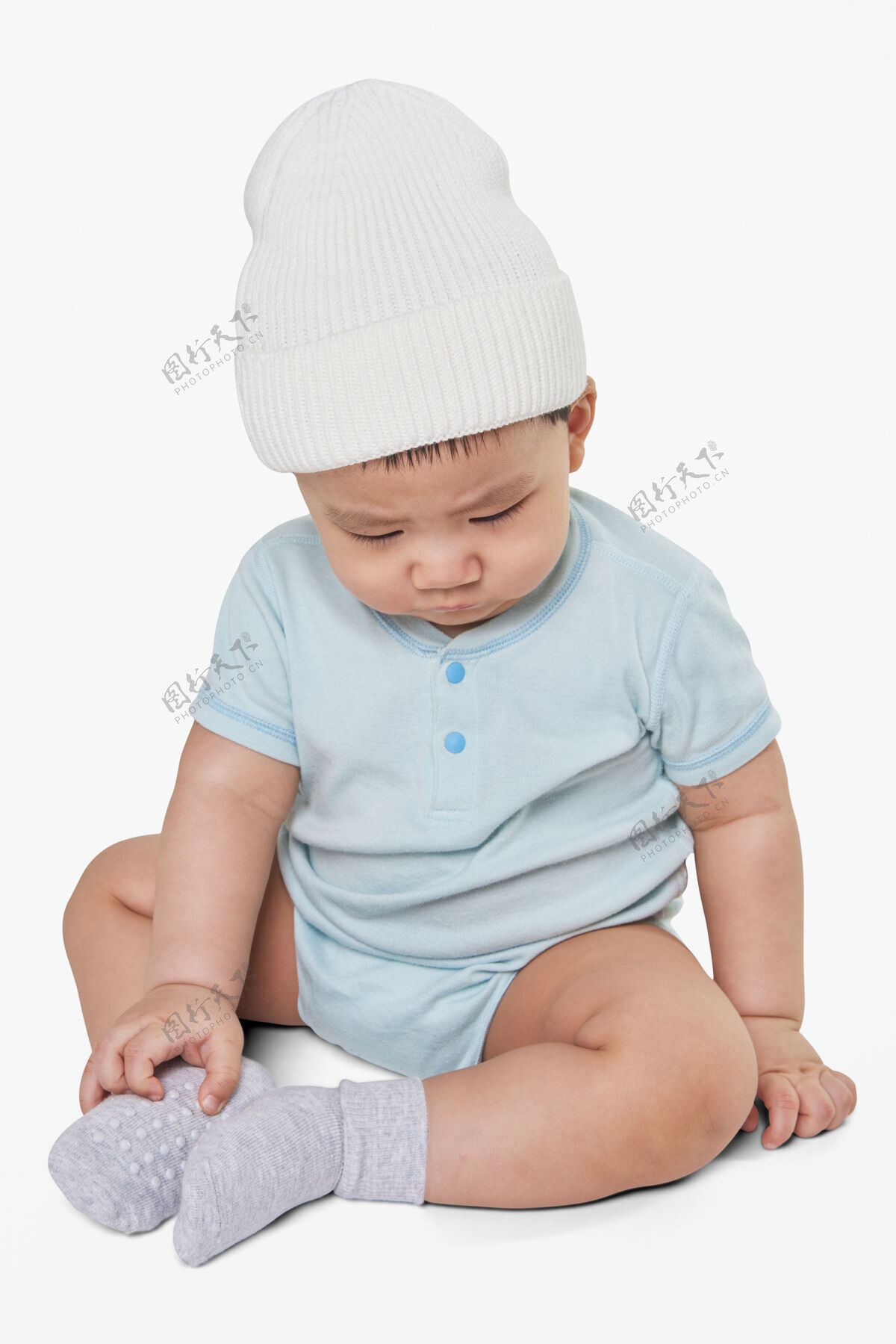 幼儿在工作室里戴着针织帽的孩子休闲衣服时尚