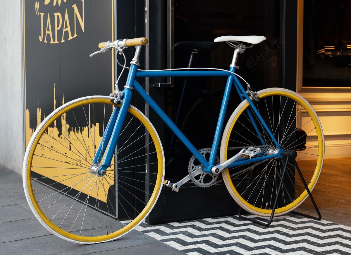 自行车黄色轮子的蓝色自行车运动活动骑行