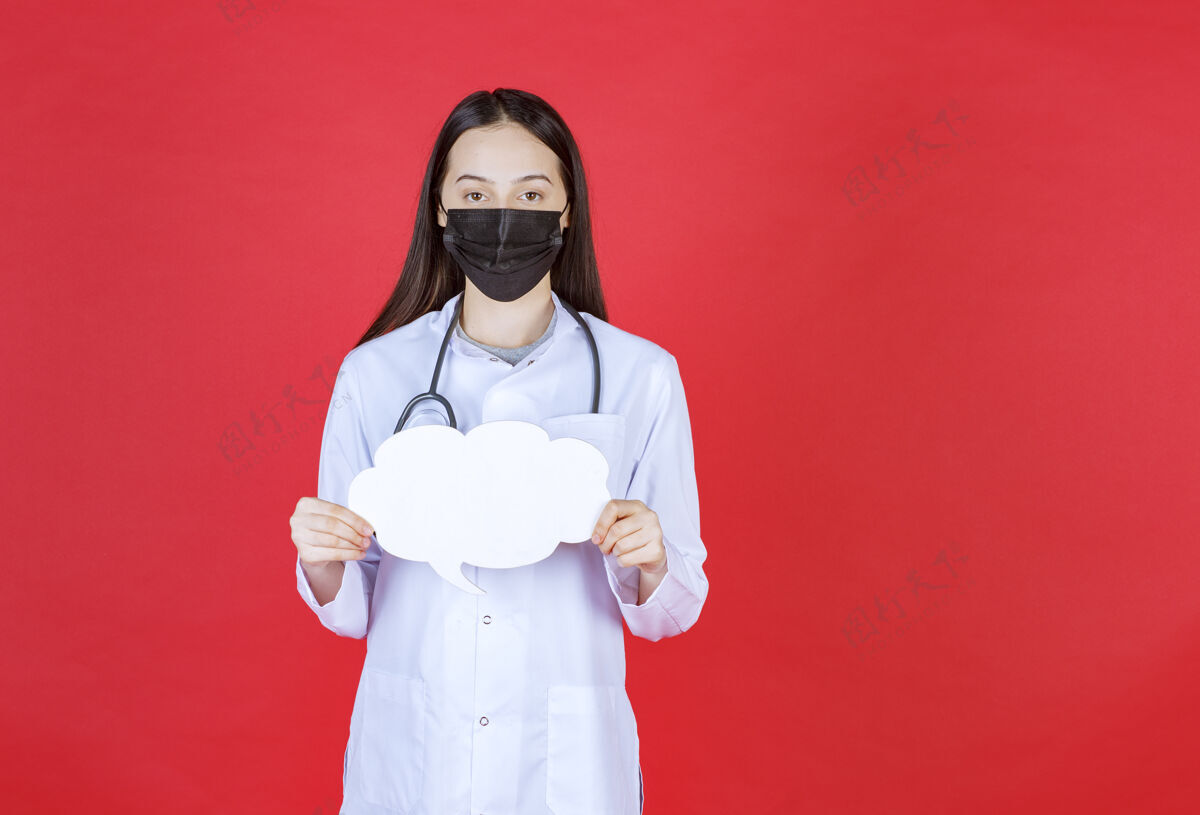 规则女医生带着听诊器 戴着黑色面罩 手里拿着一张云状的空白问讯台外科空白姿势