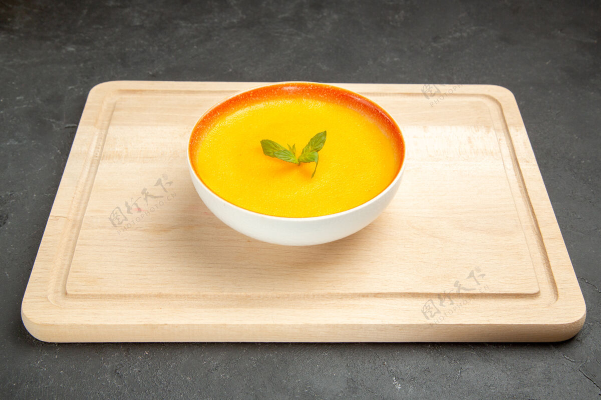 盘子正面图美味的南瓜汤放在浅盘桌上 汤盘颜色鲜艳蔬菜新鲜的食物