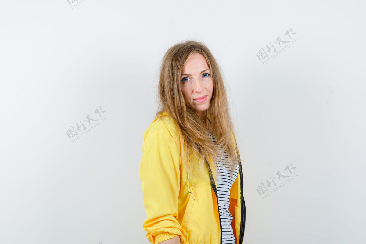 长发穿着黄色夹克的金发女郎休闲夹克运动