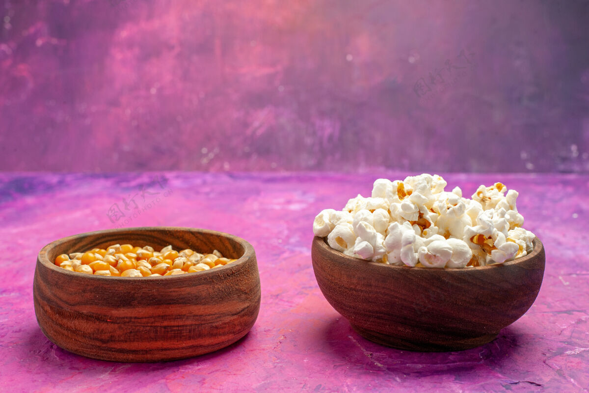 新鲜前视图新鲜爆米花与生玉米对粉红色的表玉米电影电影院的颜色正面碗谷物