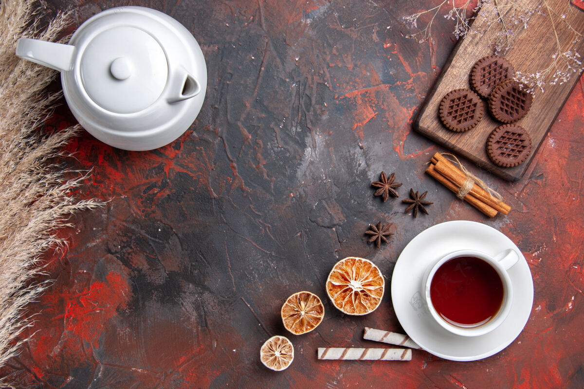 早餐一杯茶加巧克力饼干放在深色的茶几上 茶饼干饼干饼干茶