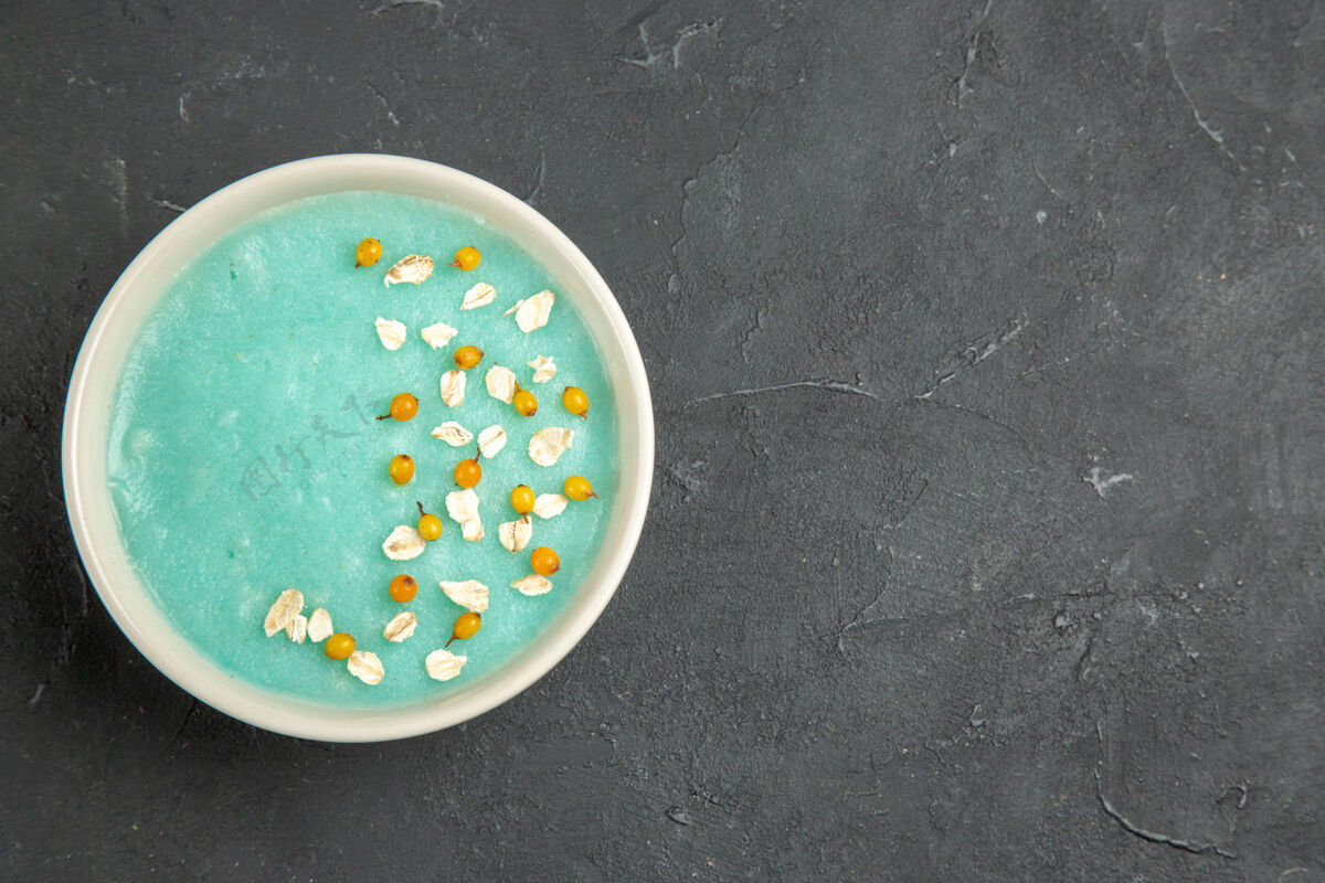 奶油顶视图蓝色冰甜点内板上的深色奶油冰表颜色冰光培养皿