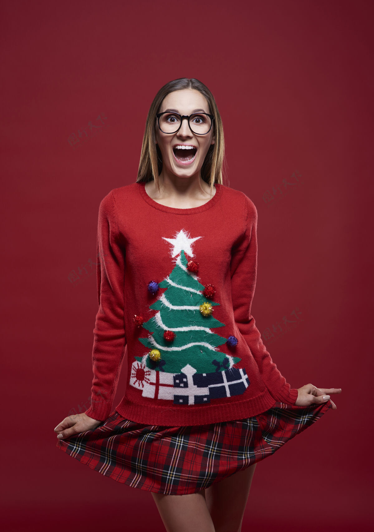 书呆子穿着圣诞服装的滑稽女人尖叫开衫微笑