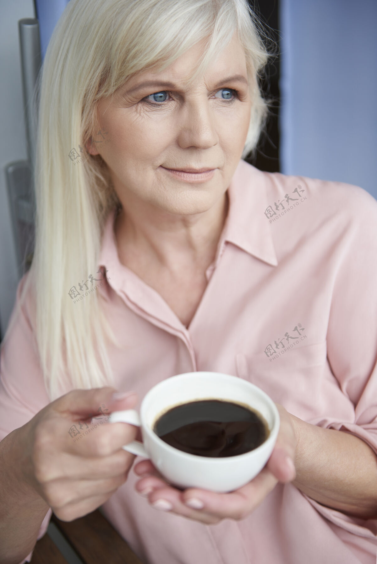 休息在阳台上享受美味咖啡的熟女特写镜头咖啡老年妇女祖母