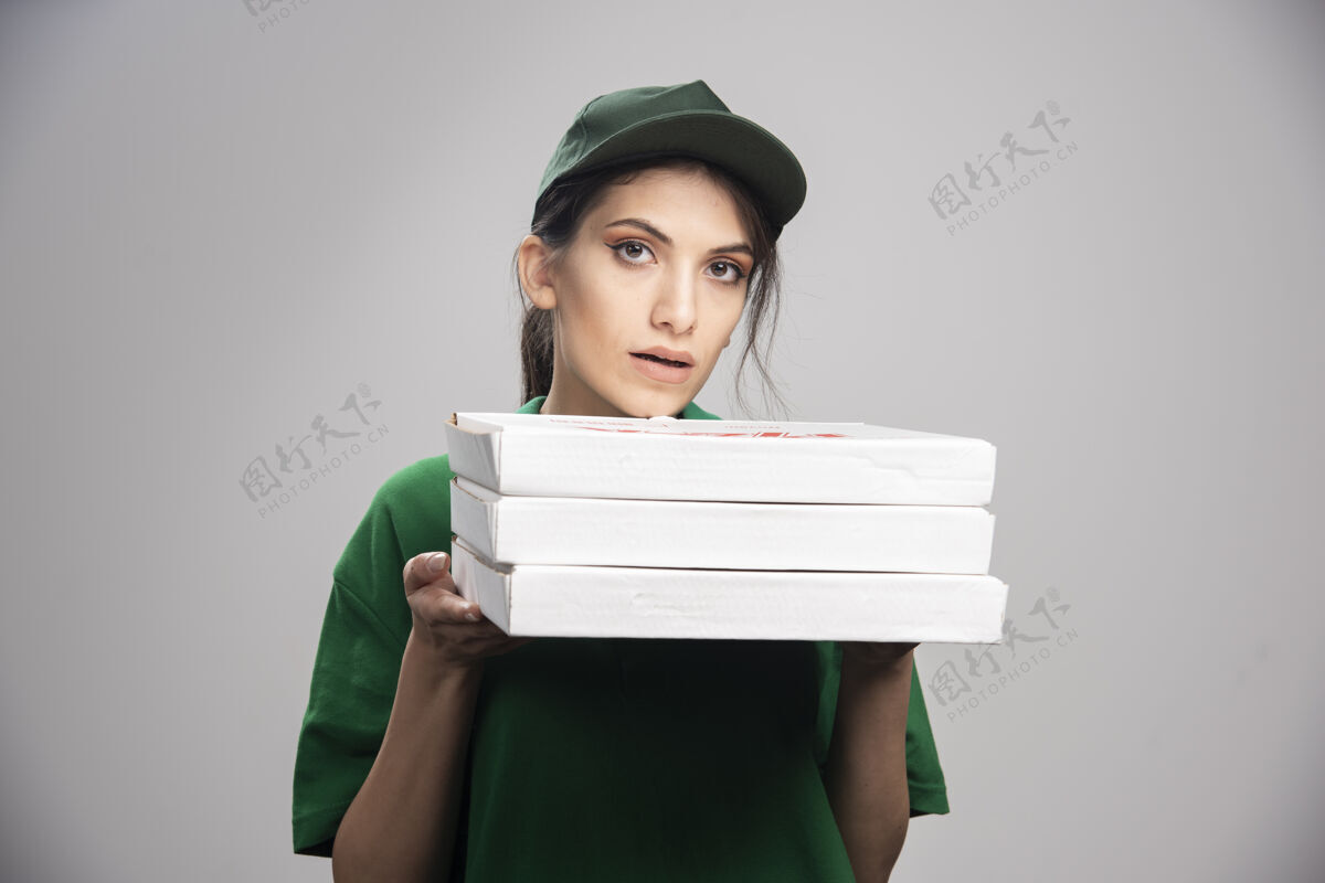 制服女信使拿着披萨盒雇员职业女性