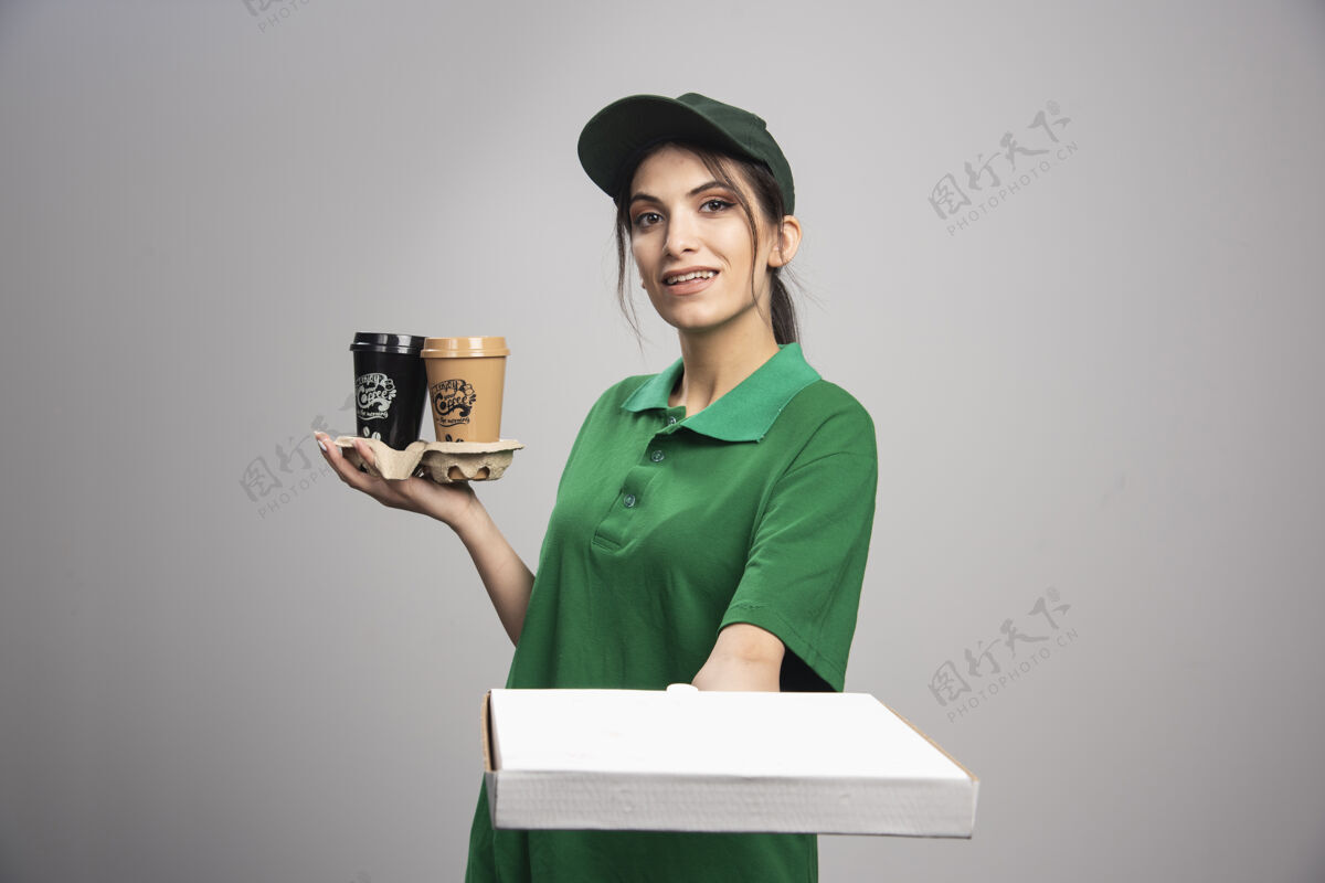 女人送货员给顾客送披萨盒食物职业帽子