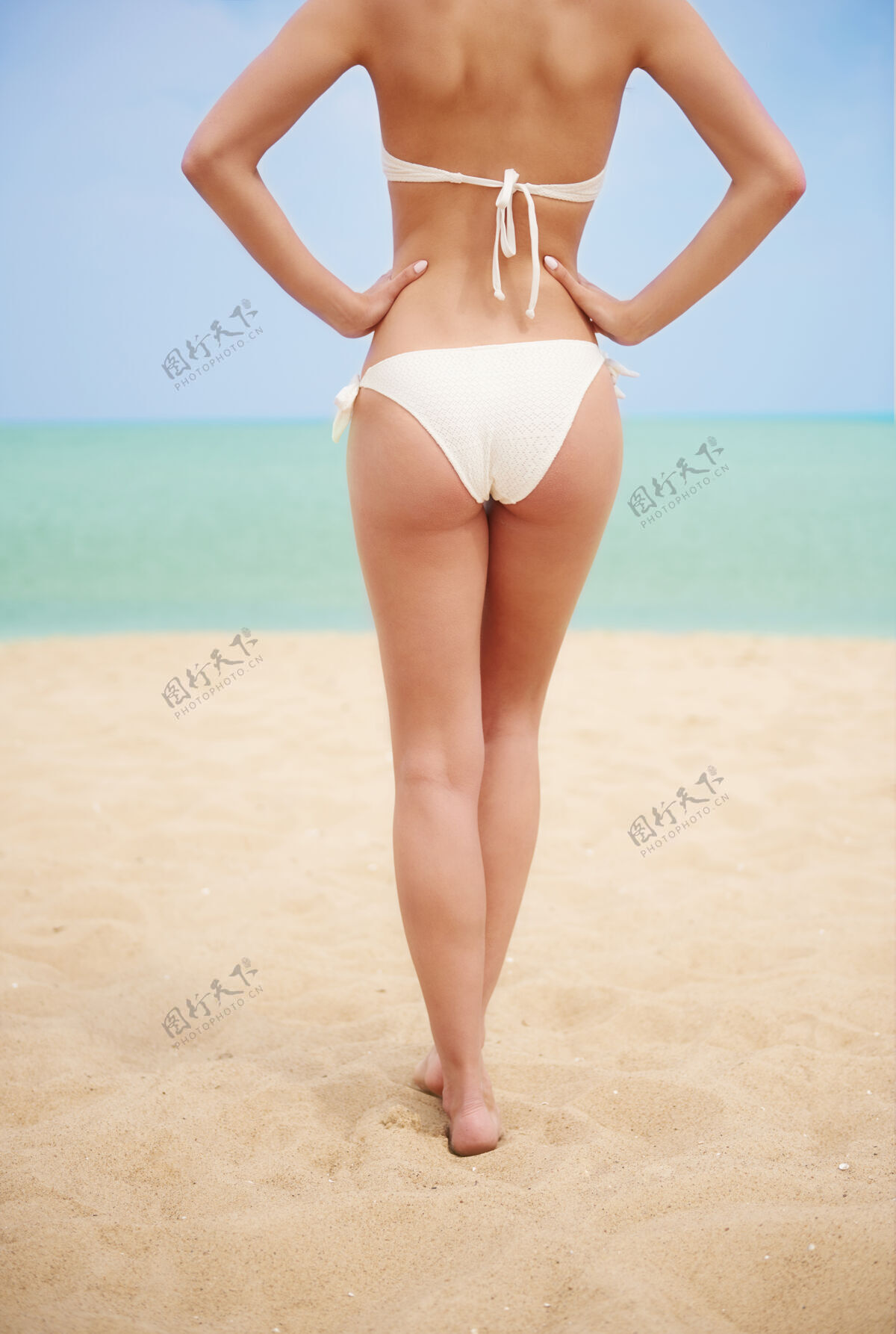 比基尼年轻漂亮的女人在沙滩上玩得很开心漂亮年轻女人