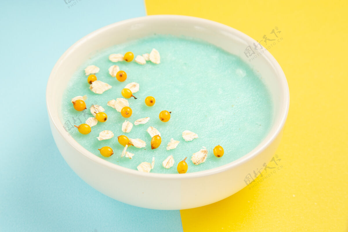 午餐前视图蓝色冰甜点内盘蓝黄表牛奶颜色麦片内部蔬菜健康食品