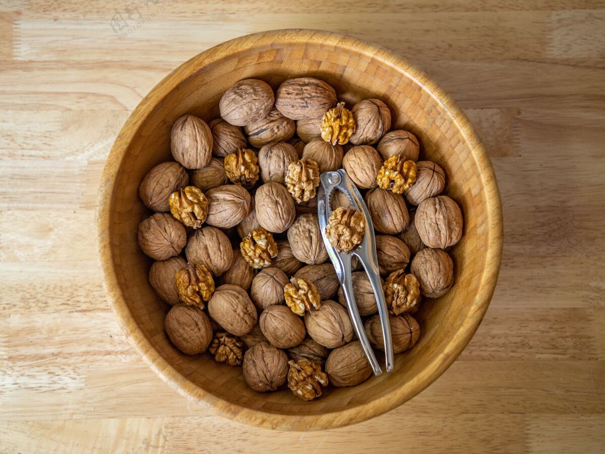 素食木制背景上棕色碗里核桃的特写镜头营养木材饮食