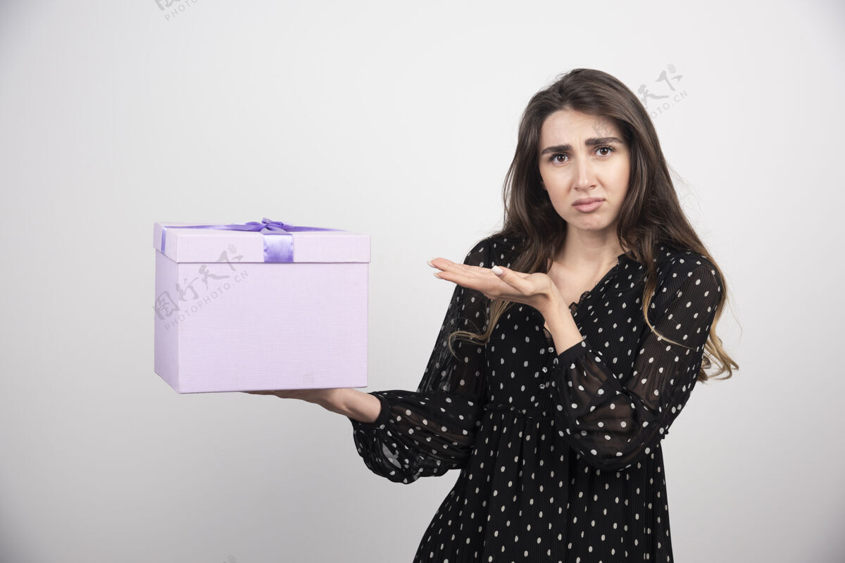 盒子展示紫色礼盒的年轻女子情感蝴蝶结女性