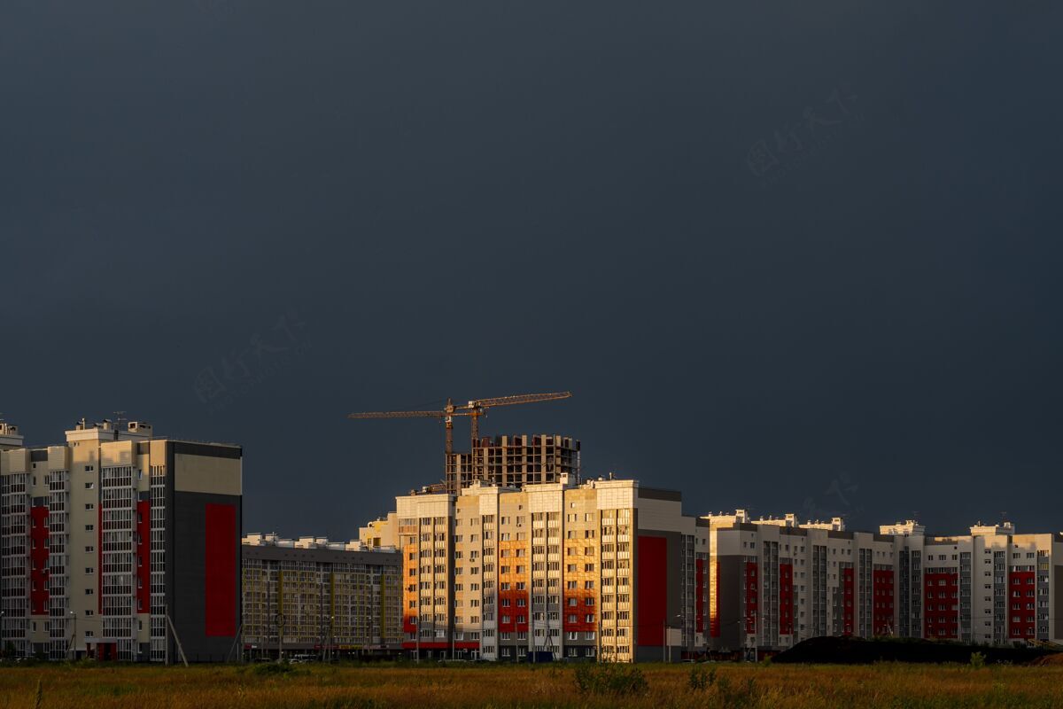 场地夕阳下阴天下建筑工地的水平镜头房屋天空场景
