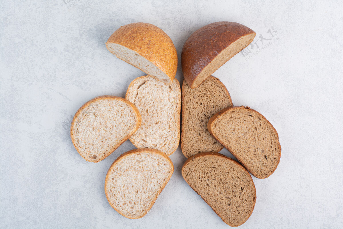 健康黑麦面包片放在石头表面谷类有机美味