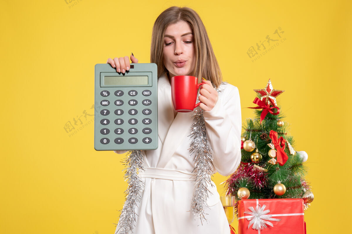人正面图女医生拿着计算器和一杯茶护士成人节日