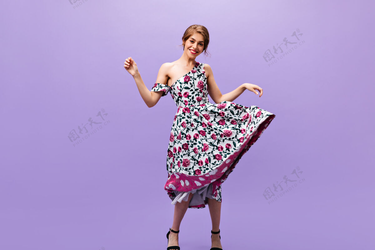 紫色穿着迷笛裙的美女在孤立的背景下跳舞穿着迷笛裙的美女在孤立的背景下跳舞一个舞蹈肖像
