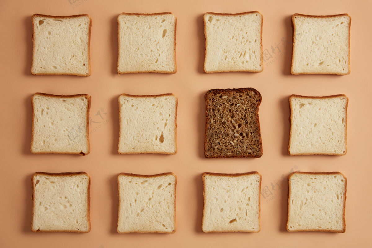 面包一套浅米色背景的白色和全麦面包片有机面粉制成的长方形面包片 一个是深色的 准备烘烤俯视图 平面图糕点食品膳食美味的干的
