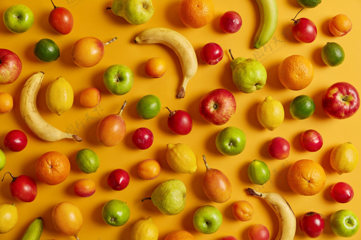 味道黄色背景上的各种美味热带水果香蕉 苹果 柠檬 金橘 酸橙 梨供食用超级食品和健康营养概念夏季和收获俯瞰顶部香蕉颜色
