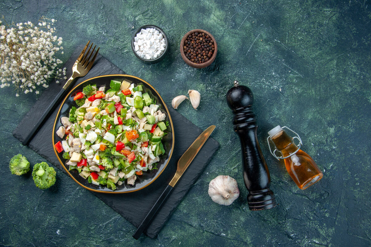 新鲜顶视图美味蔬菜沙拉内盘上深蓝色背景美食餐厅新鲜一餐颜色健康午餐饮食烹饪晚餐蔬菜