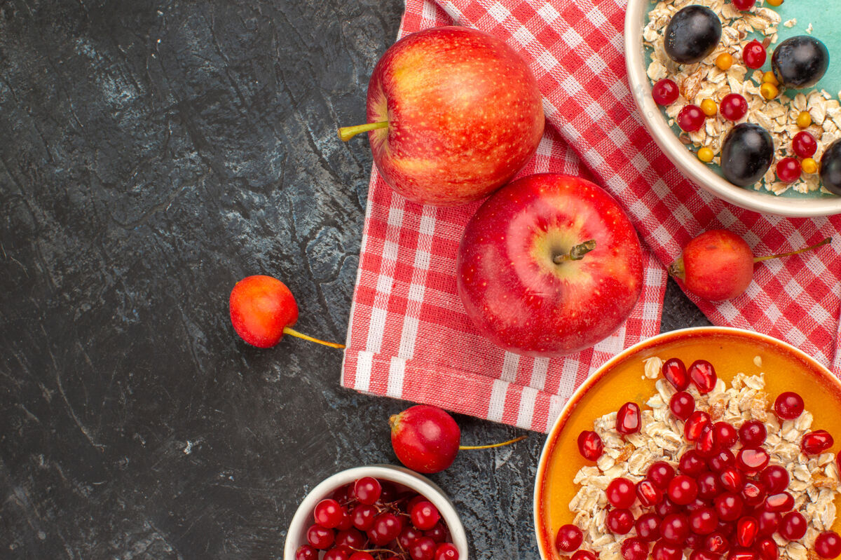 饮食顶部特写查看浆果两个苹果一碗红醋栗樱桃葡萄燕麦石榴健康葡萄水果