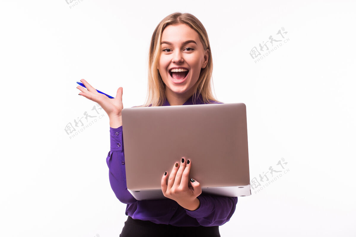 漂亮女商人使用笔记本电脑不同表情的女士隔离在白墙上冲浪年轻西装