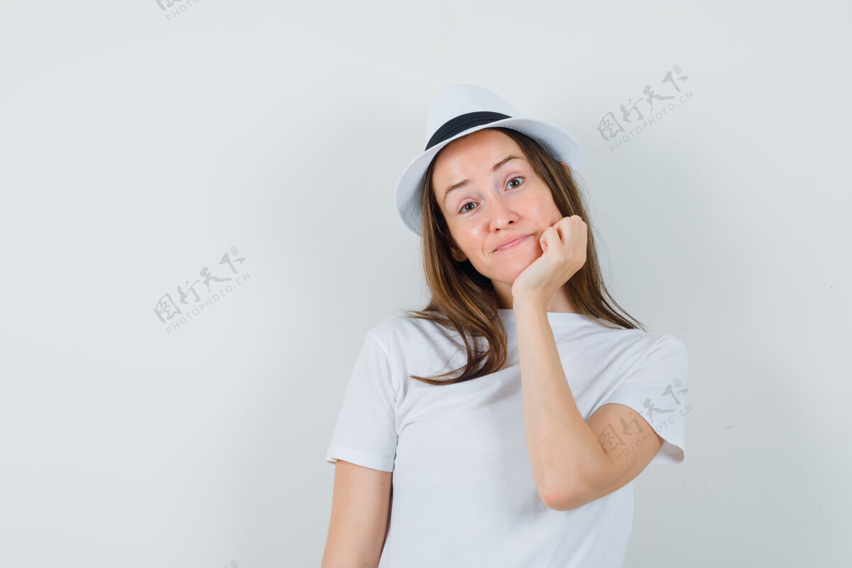 在一起戴着白色t恤帽的年轻女士把下巴托在手掌上 看上去很沉思沉思优雅人性化