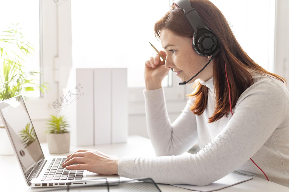 技术工作中的女人正在笔记本电脑上进行视频通话笔记本电脑办公桌视频通话