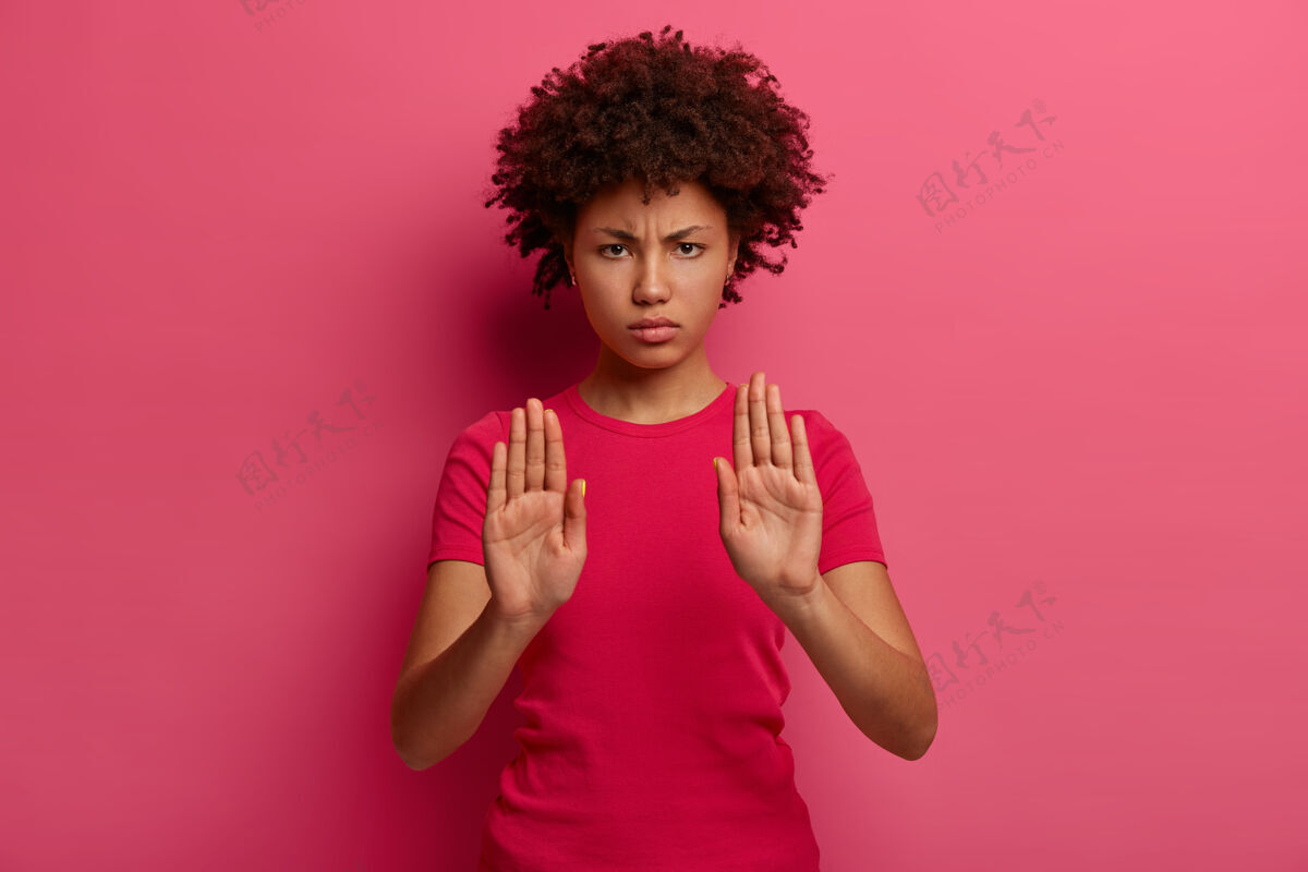 站立严重黑皮肤女人的上腰镜头显示出足够或没有手势 生气地看 向拉手掌 拒绝或不赞成什么不好的 说停在这里禁止行动罗西限制禁止