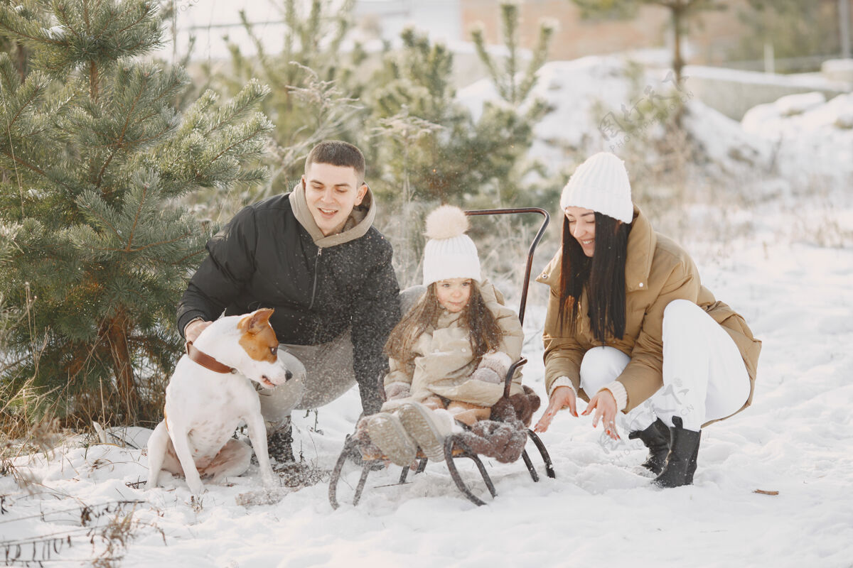 自然一家人在度假时戴着编织的冬帽三雪地户外