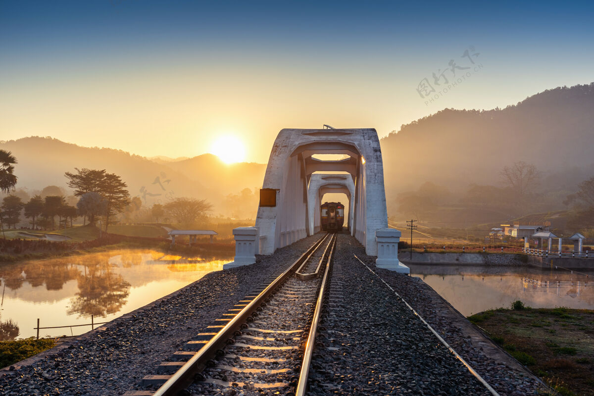 历史泰国南丰的塔孔普铁路桥或白桥线路航空桥梁