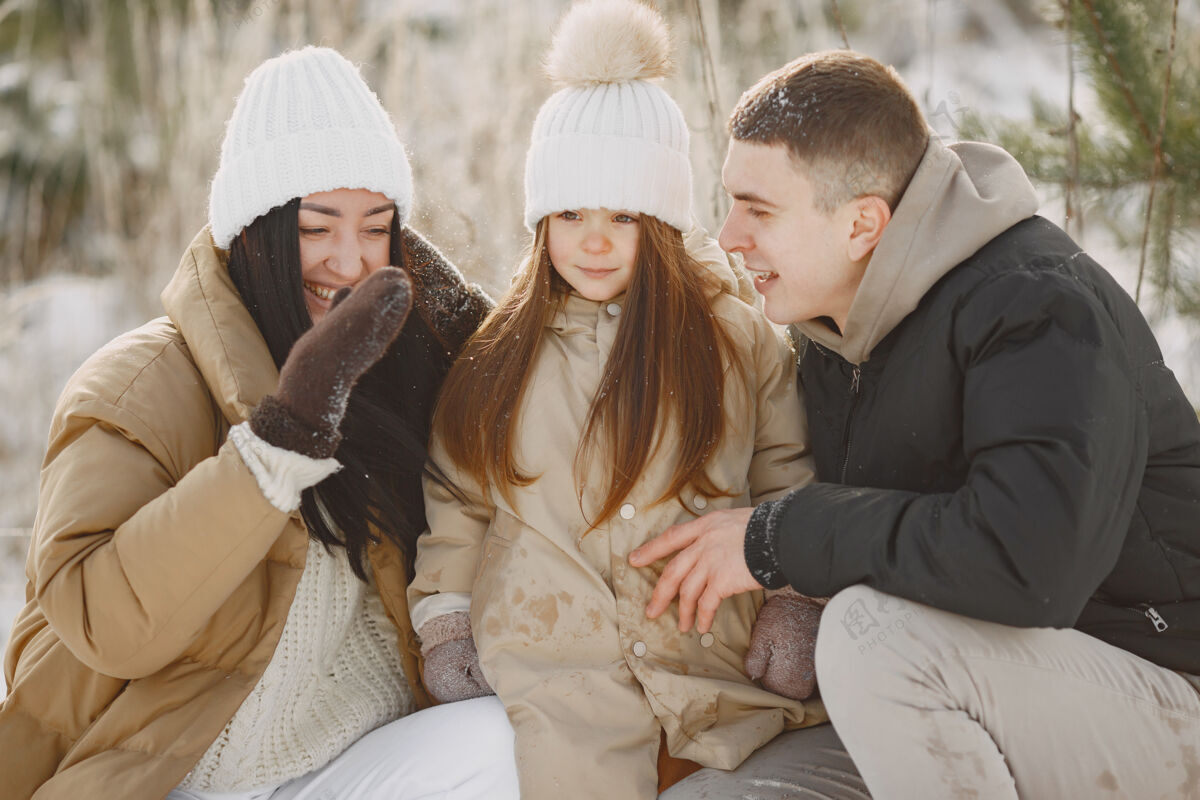 人一家人在度假时戴着编织的冬帽自然雪地冬天