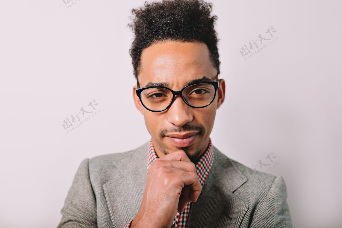站立英俊的非裔美国时尚男子的画像戴着眼镜和灰色夹克 带着可爱的微笑男性时尚黑色