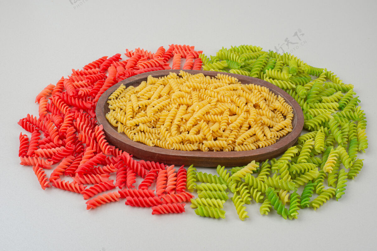 意大利面五颜六色的美味生通心粉在盘子里生的彩色盘子